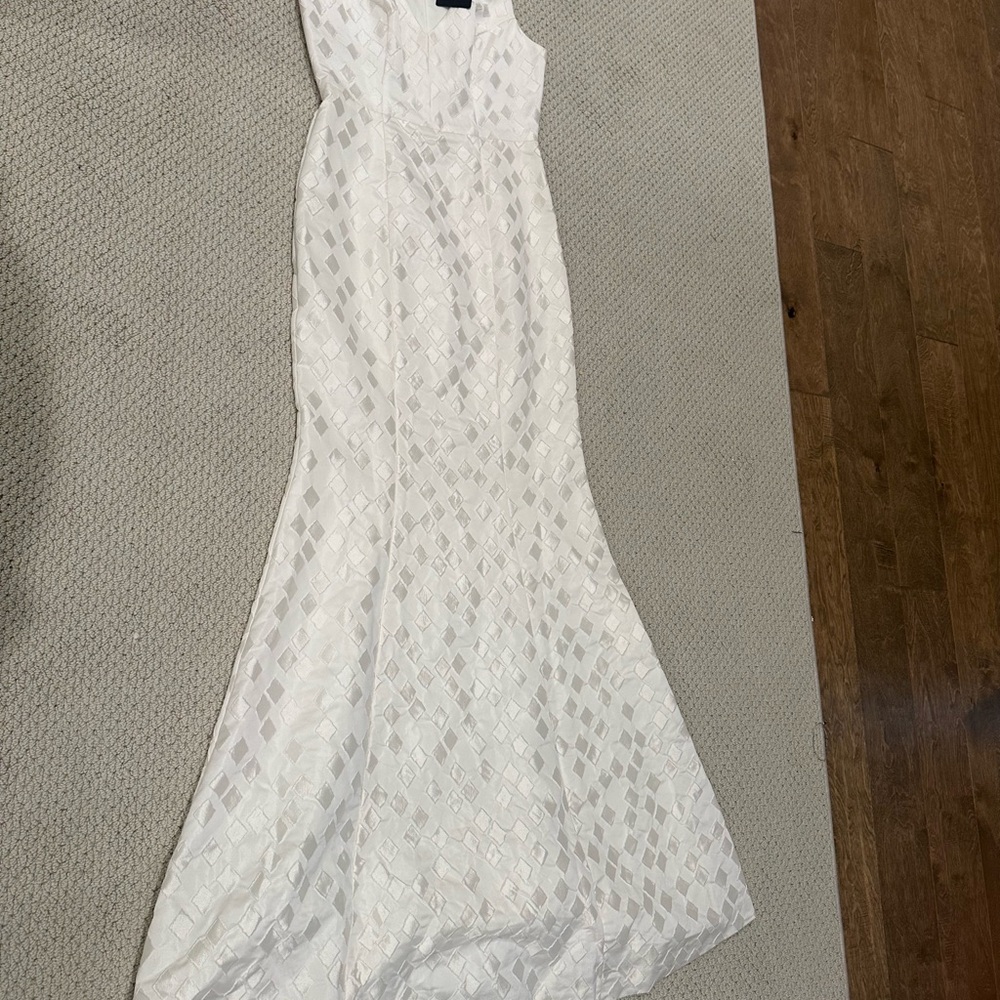 Elegant White Sleeveless Dress